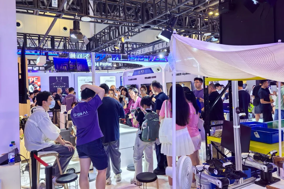 极佳视界通用世界模型成WAIC焦点:从生成到行动,这才是物理AGI的最佳打开方式