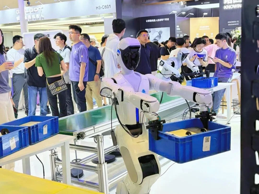 极佳视界通用世界模型成WAIC焦点:从生成到行动,这才是物理AGI的最佳打开方式