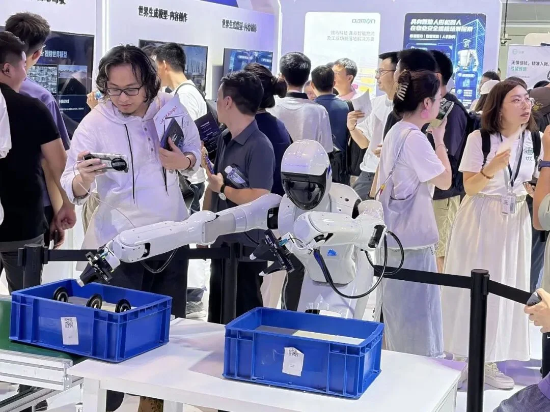 极佳视界通用世界模型成WAIC焦点:从生成到行动,这才是物理AGI的最佳打开方式