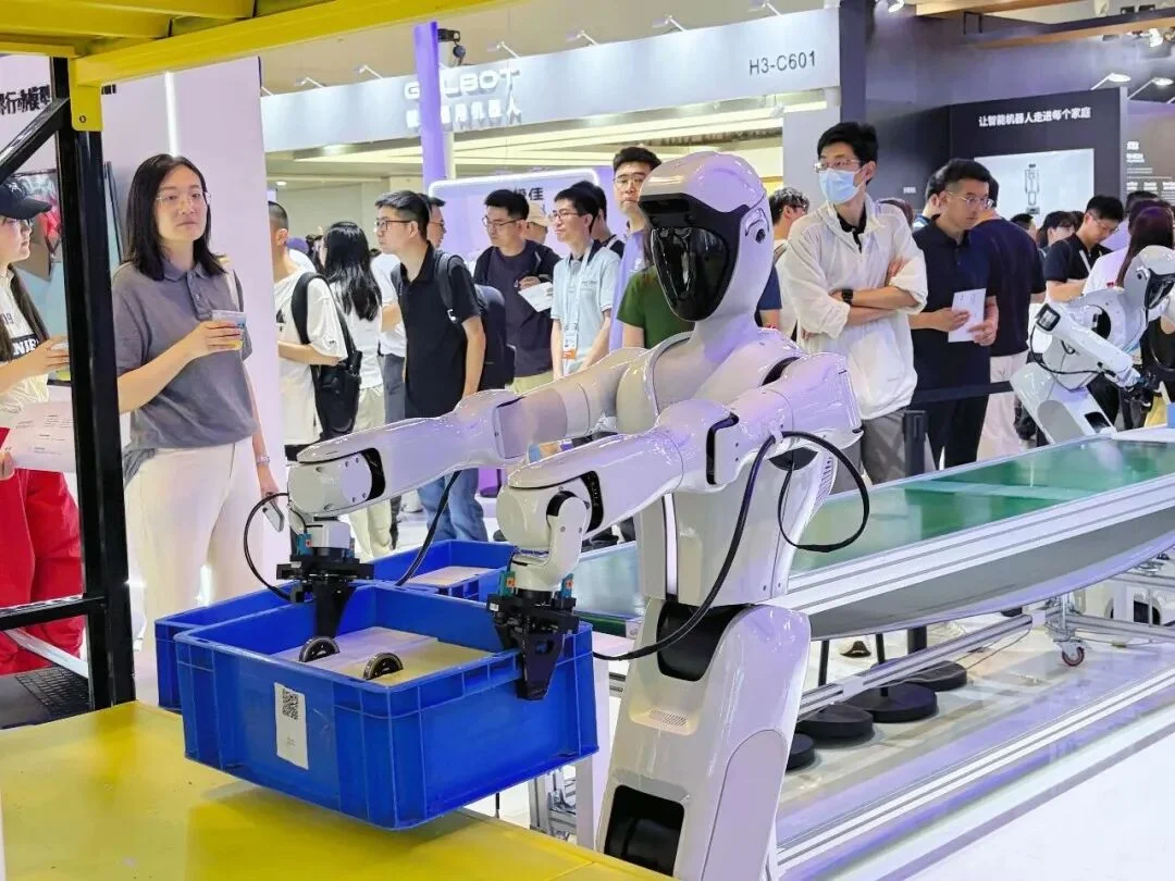 极佳视界通用世界模型成WAIC焦点:从生成到行动,这才是物理AGI的最佳打开方式