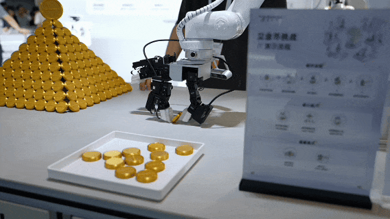 全球首个云端具身大模型炸场WAIC:一脑控多手、30秒换手,行业首例