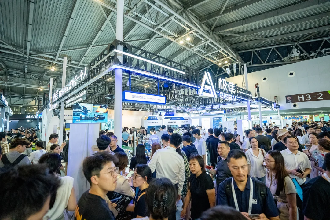 极佳视界通用世界模型成WAIC焦点:从生成到行动,这才是物理AGI的最佳打开方式