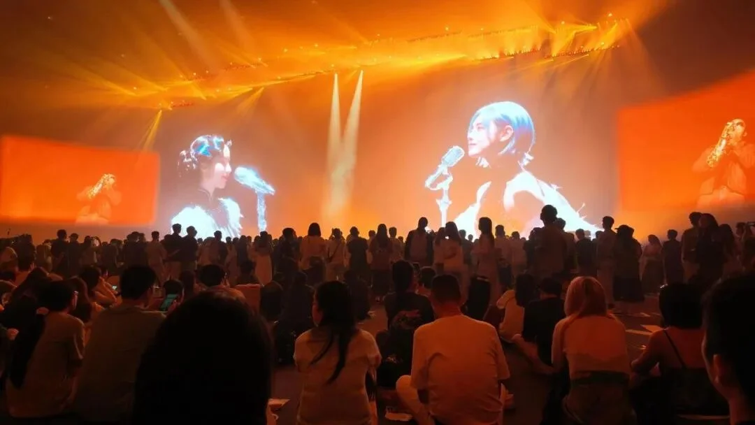 去看了全球首场AI虚拟偶像音乐会，线下的