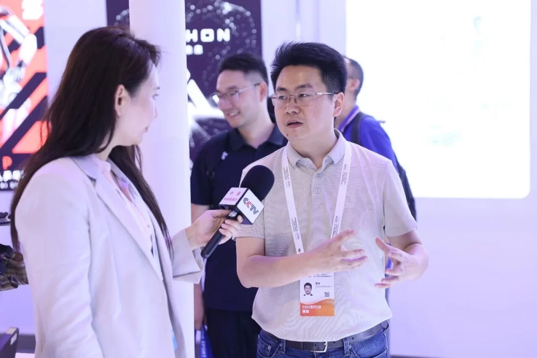 极佳视界通用世界模型成WAIC焦点:从生成到行动,这才是物理AGI的最佳打开方式