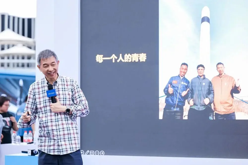 王坚外滩大会露天对话“年青人”:去做那些并非理所当然的AI