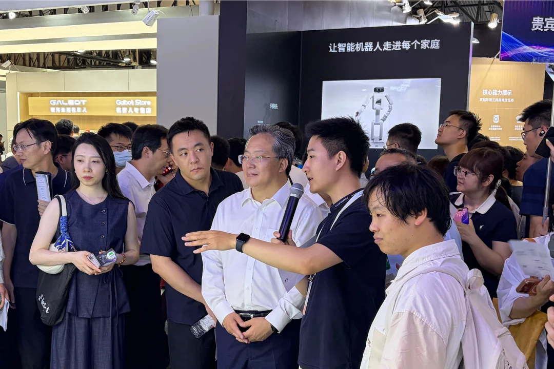 极佳视界通用世界模型成WAIC焦点:从生成到行动,这才是物理AGI的最佳打开方式