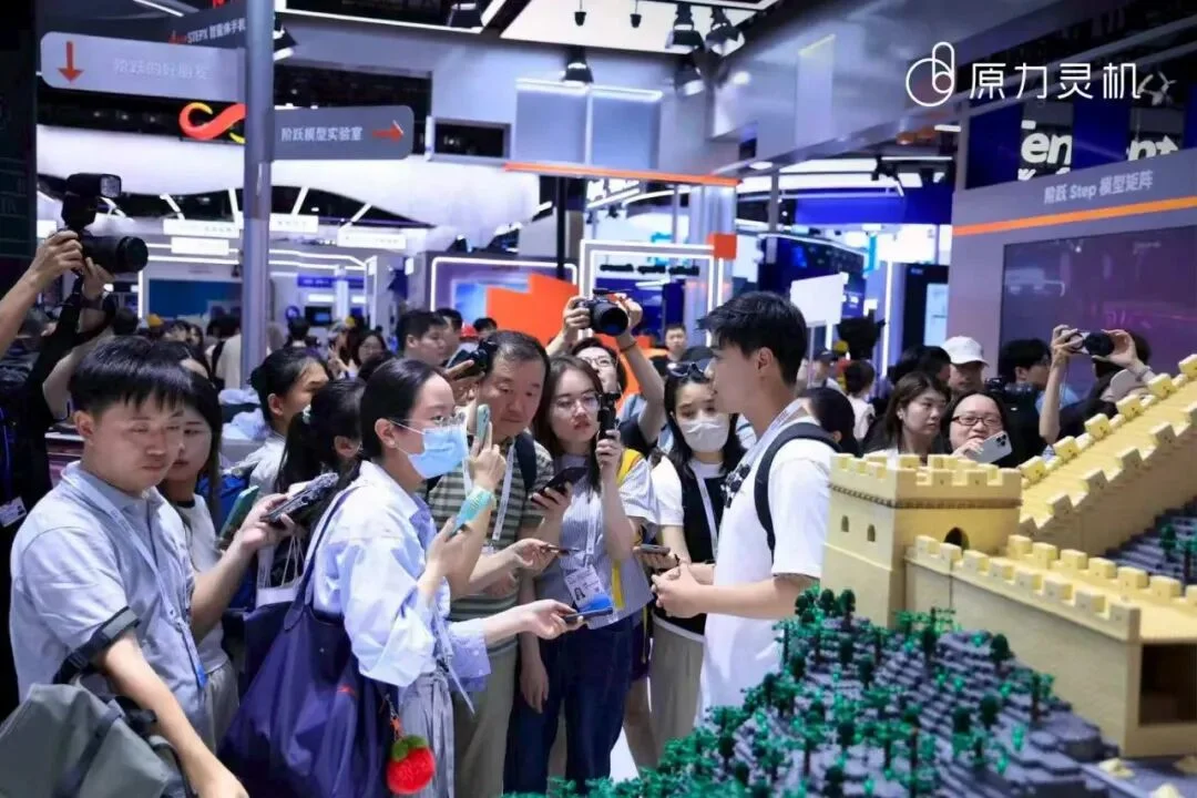 WAIC机器人搭长城积木火爆展区,这才是VLA+WM的最佳用法