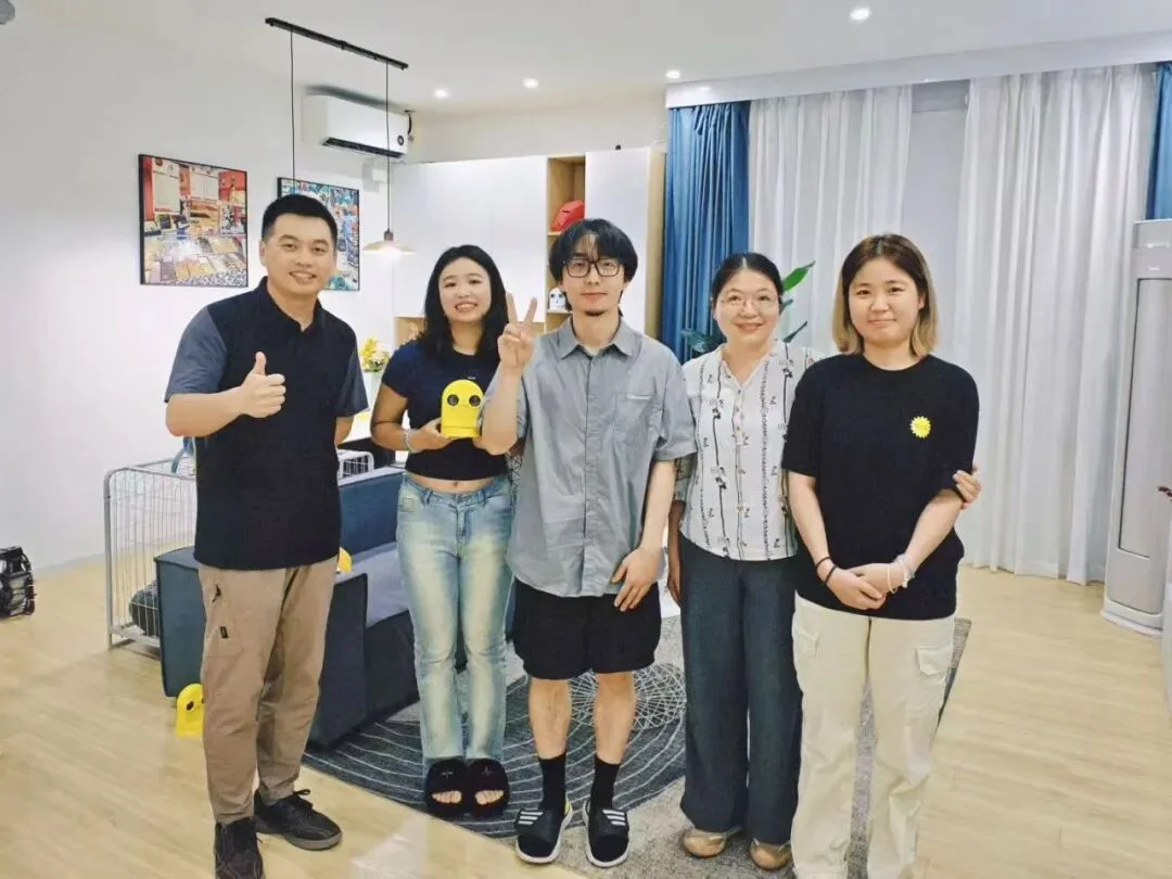 在WAIC地下一层找机会的年轻人:光鲜是过去,眼下是生存