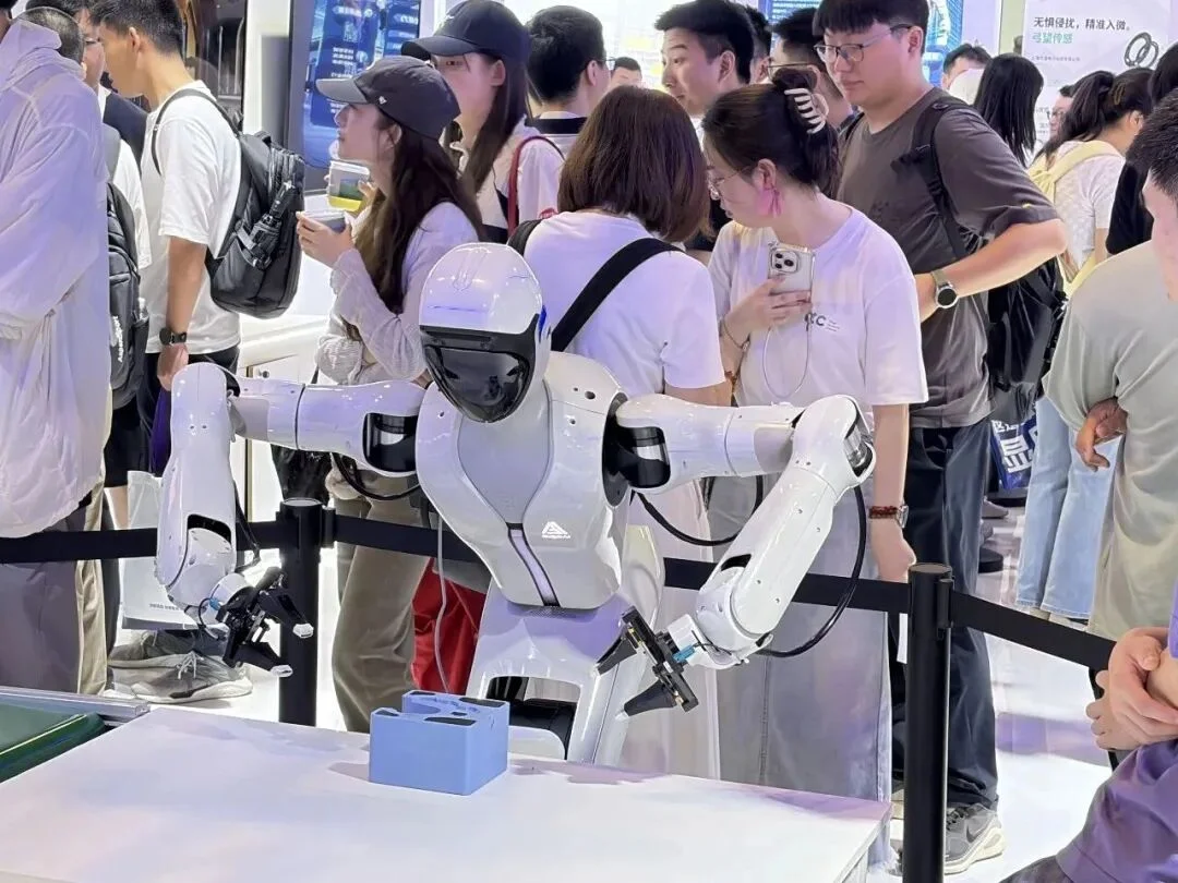 极佳视界通用世界模型成WAIC焦点:从生成到行动,这才是物理AGI的最佳打开方式
